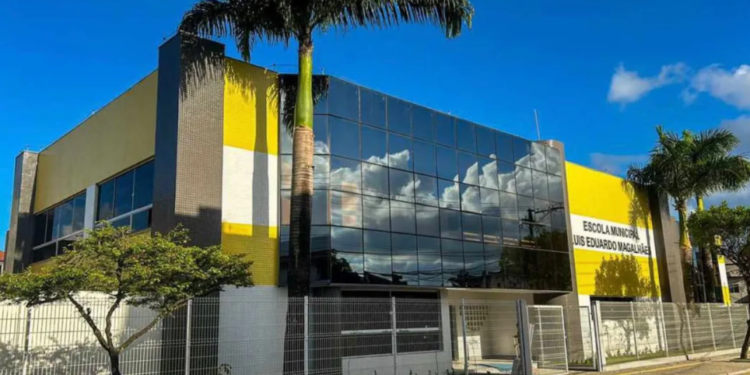 Madre de Deus entrega escola municipal totalmente requalificada