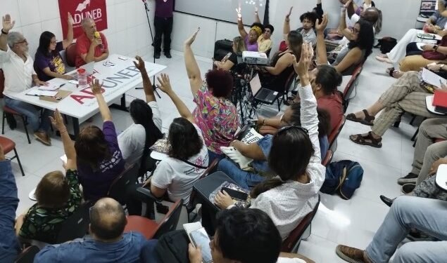 Professores da Uneb aprovam indicativo de greve