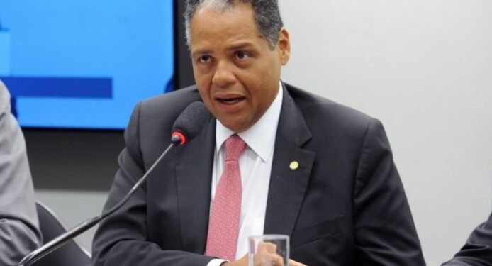 Antonio Brito diz aguardar sinal de Lira para brigar por sucessão