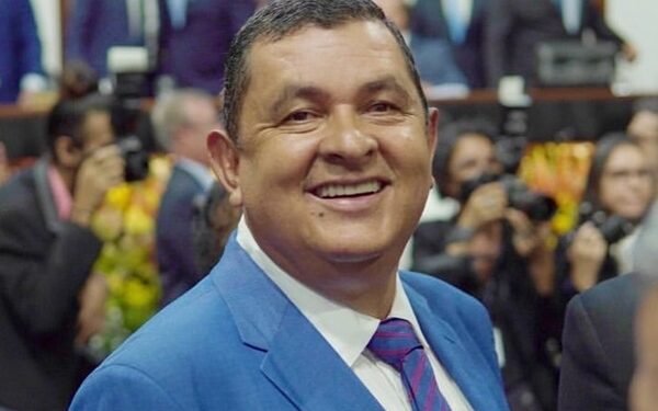 Após mal-estar, deputado baiano é internado às pressas