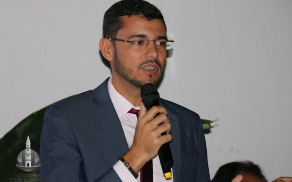 Prefeito da cidade foi ordenado a retirar postagens autopromocionais