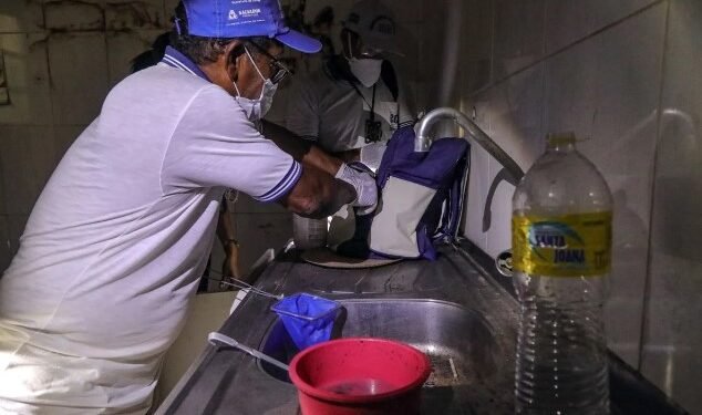 Agentes realizam inspeção contra a dengue em imóveis abandonados