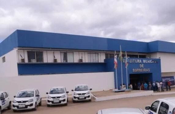 Investigada por irregulares, Barreiras publica nova contratação