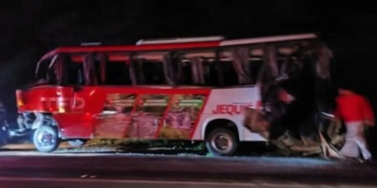 Ônibus que levava pacientes de Jequié para Salvador sofre acidente