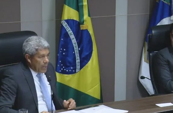 Jerônimo Rodrigues assina acordo de compra dos trens do VLT