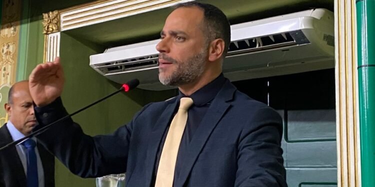 Augusto Vasconcelos cobra da Prefeitura respeito aos taxistas