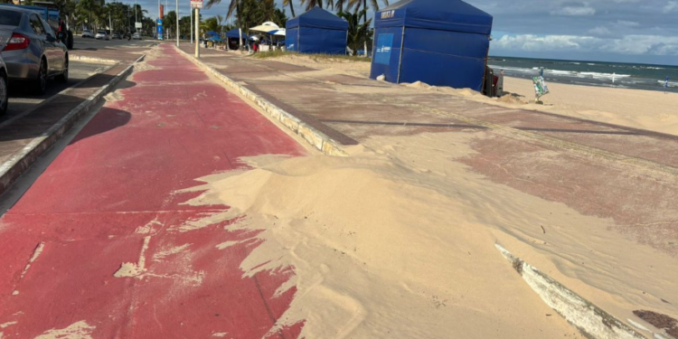 Areia invade calçada em Piatã e causa queda de ciclistas e corredores