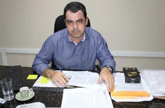 Prefeito fecha contrato com empresa de esposa do primo