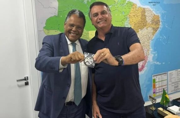 Antônio Brito recebe medalha ‘imbrochável’ de Bolsonaro